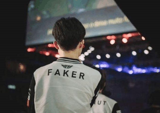 媒体人：LPL明年热闹的台子肯定能搭起来，就看比赛的内容和最后的成绩了