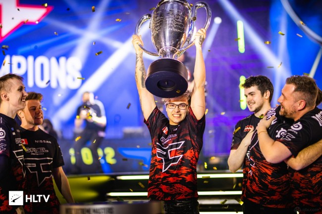 Scout ：第一局中路的团战就我们觉得可以打就打了