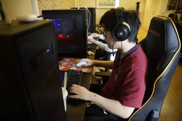 外媒统计2023年电竞赛事英语观众峰值：S13世界赛稳居第一