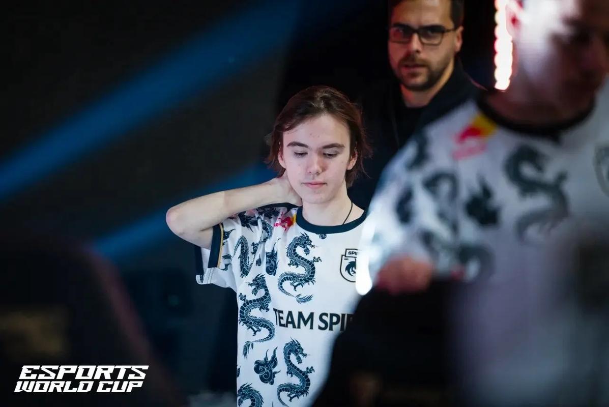 S联赛冠军被击败了？上单选手 Siwoo 展现了他的技能，作为 Dplus KIA 屠杀了整个战场，轻松击败了 T1 ！