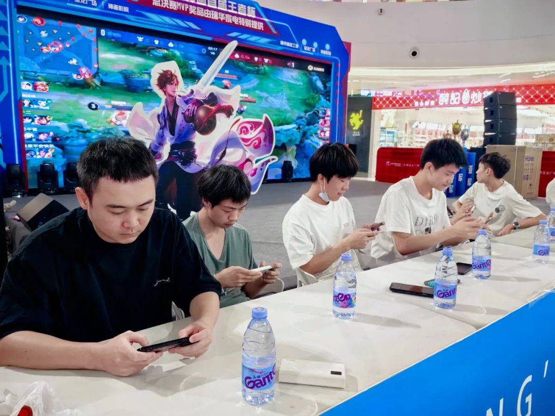 B8 , Heroic , 和 NRG 在 BLAST.tv Austin Major 2025 第一阶段的首轮比赛中获胜